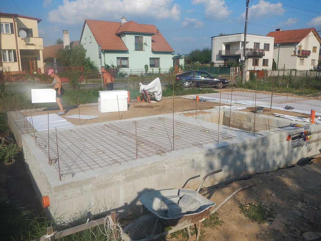 zhutnena zemina pod zakladovou platnou