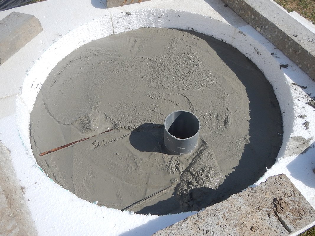 vyroba betonoveho poklopu, svojpomocne, ako na to, rucna pumpa